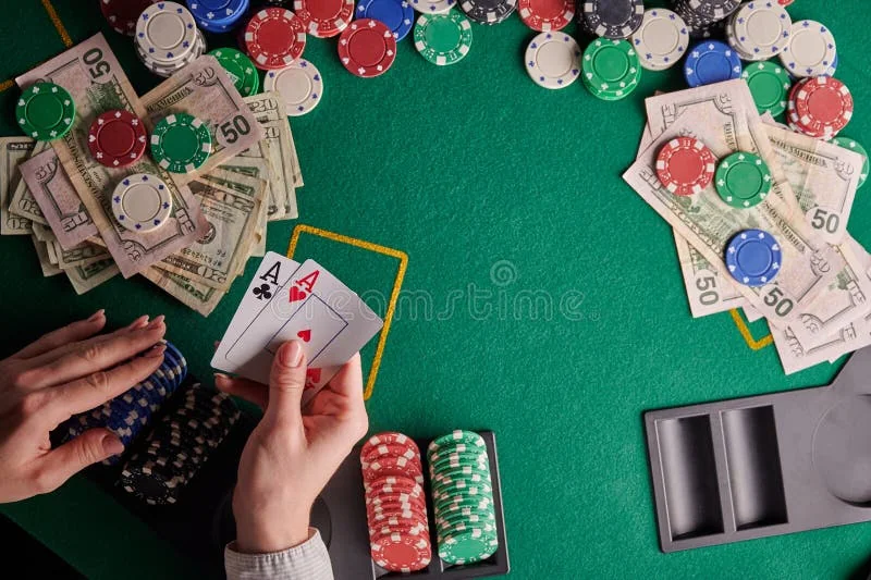 Meja permainan kartu digital untuk membandingkan baccarat dan blackjack di ponsel